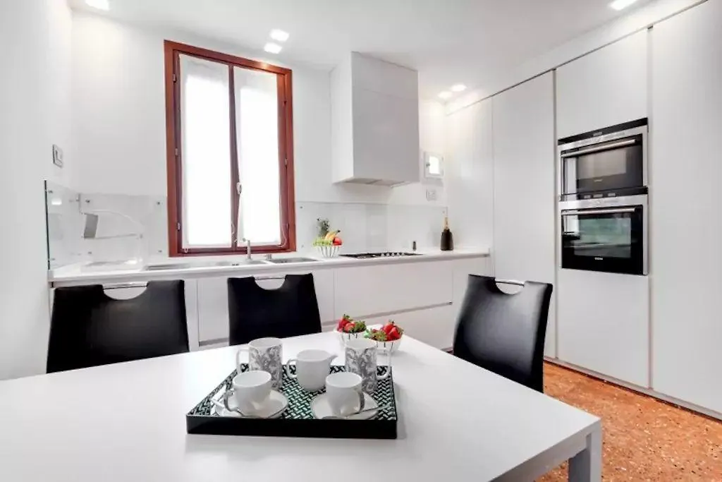 Ca' Giorgia Venice Apartment With Balcony