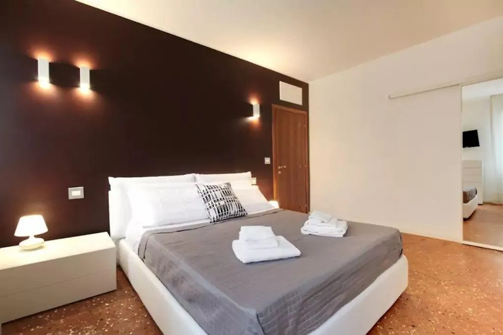 Ca' Giorgia Venice Apartment With Balcony