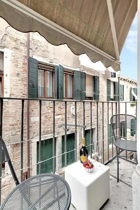 Ca' Giorgia Venice Apartment With Balcony