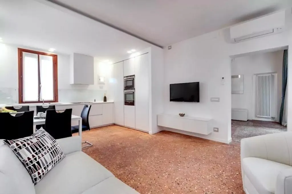 Ca' Giorgia Venice Apartment With Balcony Italy