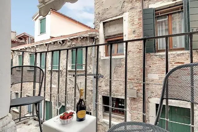 Ca' Giorgia Venice Apartment With Balcony